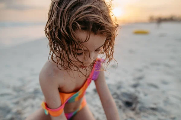 Kleines Mädchen Spielt Strand Nahaufnahme — Stockfoto