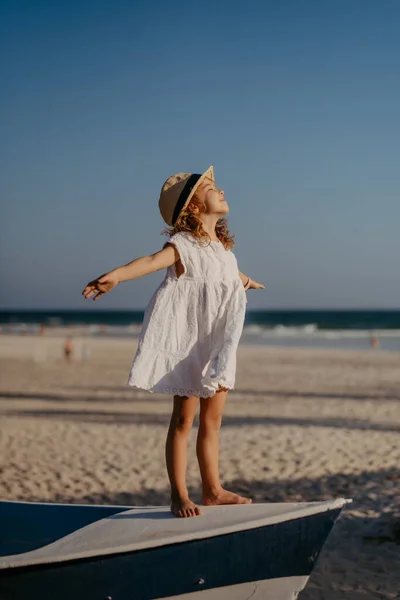 夏天穿夏装戴帽子的小女孩在海上享受暑假 — 图库照片