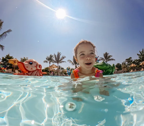 Kleines Mädchen Genießt Wasservergnügungspark Während Familienurlaub Exotischem Land — Stockfoto