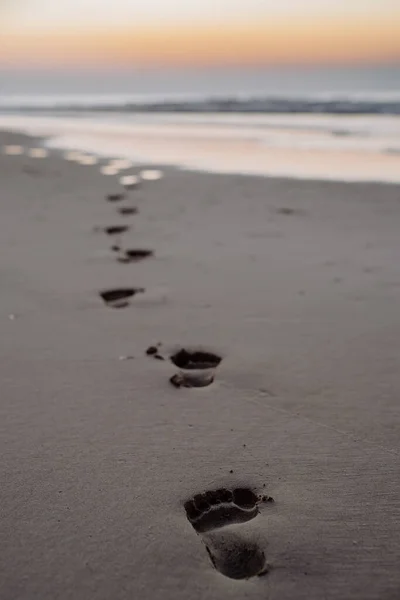 海滩上一个脚印的特写 — 图库照片