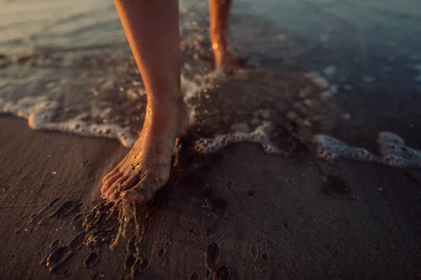 Жінка Йде Пляжі Під Час Заходу Сонця Крупним Планом Ноги — стокове фото