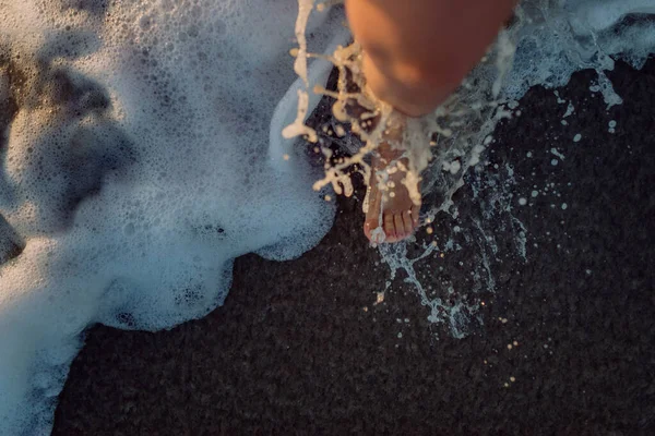 Жінка Йде Пляжі Під Час Заходу Сонця Крупним Планом Ноги — стокове фото