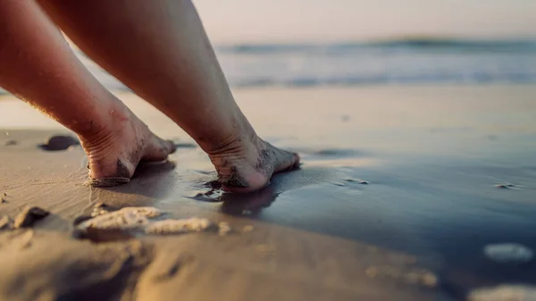 脚踏在海里的女人的特写镜头 — 图库照片