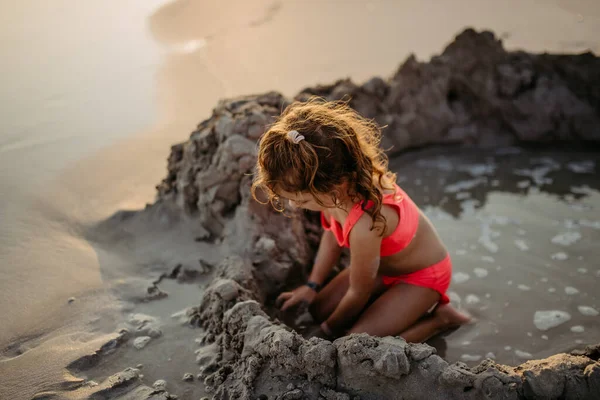 小女孩在海滩上玩耍 在沙滩上打洞 — 图库照片
