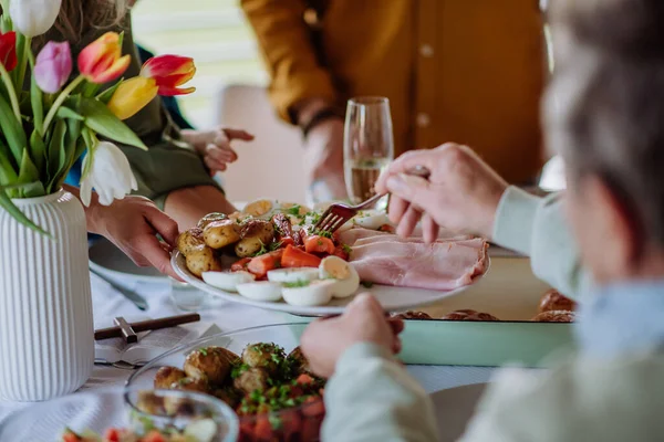Közelkép Többgenerációs Családról Akik Húsvéti Ebédet Szolgálnak Fel — Stock Fotó