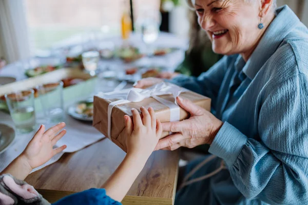 Avó Dando Presente Para Sua Neta Durante Jantar Páscoa Close — Fotografia de Stock