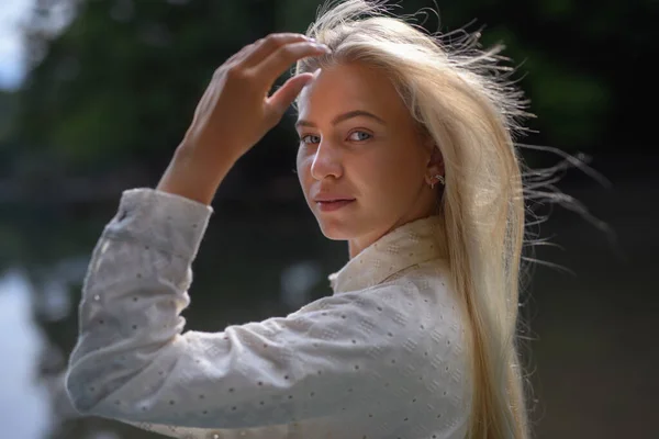 Porträt Einer Schönen Blonden Jungen Frau Die Die Kamera Blickt — Stockfoto