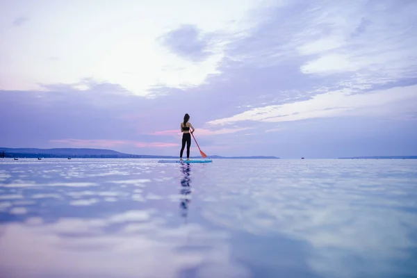 Young Beautiful Girl Surfer Paddling Surfboard Lake Sunrise — Zdjęcie stockowe