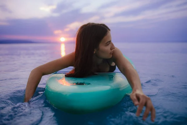 Young Beautiful Girl Surfer Paddling Surfboard Lake Sunrise — Stok Foto