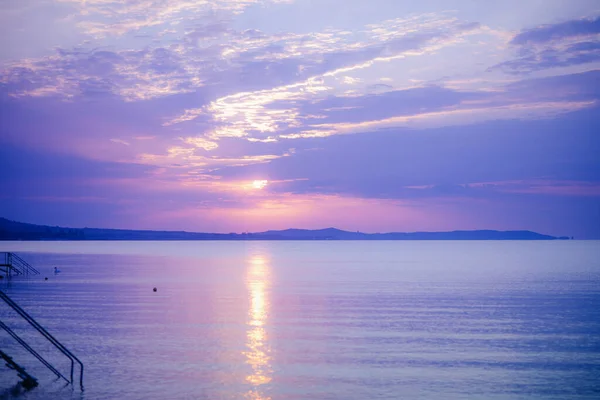 Denizde Renkli Bir Gün Batımı Sakin Bir Sahne — Stok fotoğraf