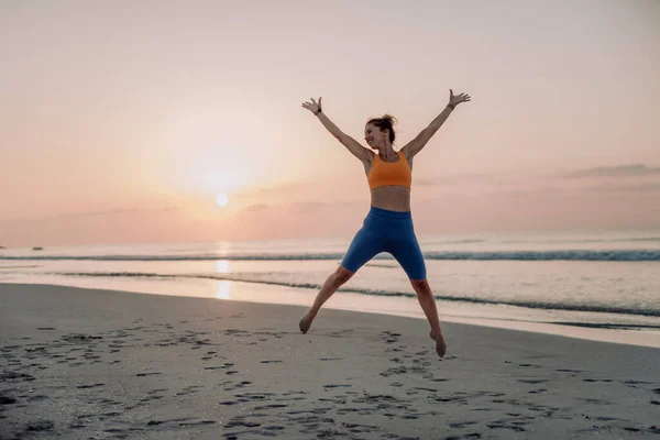 Junge Frau Bei Übungen Strand Morgenroutine Und Gesundem Lebensstil Konzept — Stockfoto