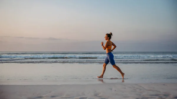 Młoda Kobieta Biegająca Plaży Poranna Rutyna Zdrowy Styl Życia — Zdjęcie stockowe