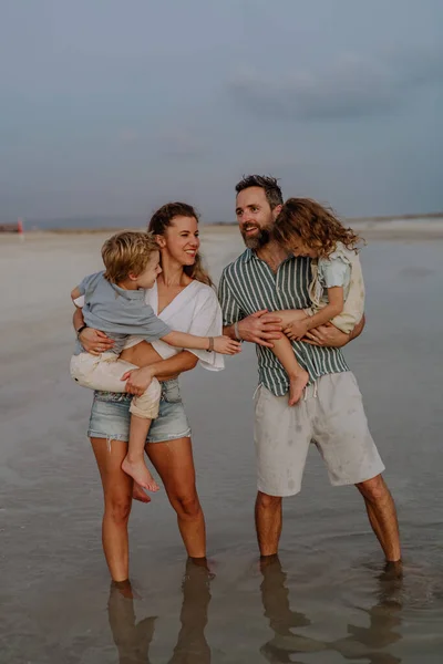 Familia Feliz Con Niños Pequeños Disfrutando Del Tiempo Mar País —  Fotos de Stock