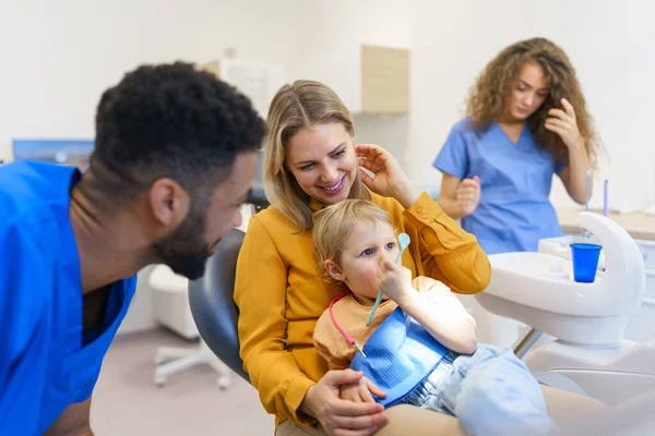 Junge Mutter Mit Ihrer Kleinen Tochter Sitzt Zahnarztstuhl Seinem Büro — Stockfoto