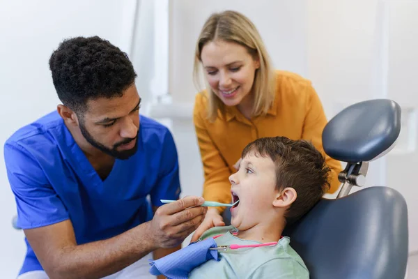 Ragazzo Liitle Seduto Sulla Sedia Dentista Durante Esame Dentistico — Foto Stock