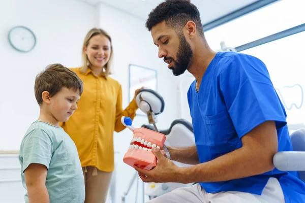 Junge Zahnärztin Zeigt Kleinen Jungen Wie Man Zähne Putzt Konzept — Stockfoto