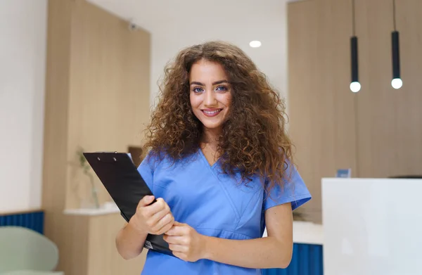 Retrato Enfermera Dentista Posando Recepción Una Clínica Dental Privada —  Fotos de Stock