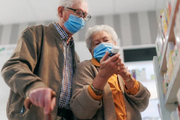 Seniorenpaar Sucht Apotheke Nach Medikamenten — Stockfoto