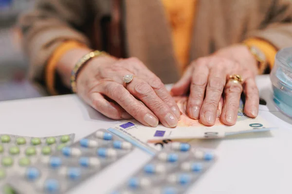Крупный План Пожилой Женщины Платящей Таблетки Аптеке — стоковое фото