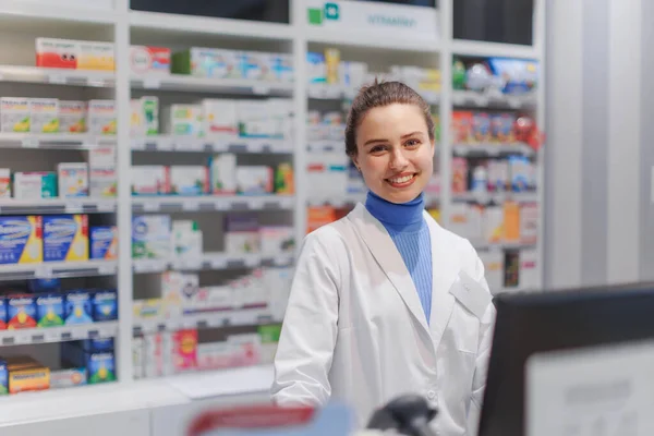 Retrato Joven Farmacéutico Que Vende Medicamentos —  Fotos de Stock