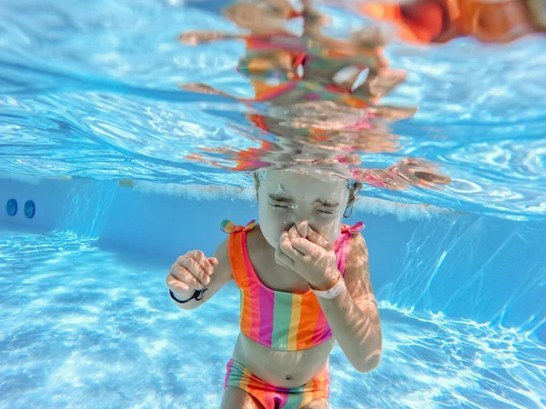 Yüzme Havuzunda Dalış Yapan Mayolu Küçük Bir Kız — Stok fotoğraf