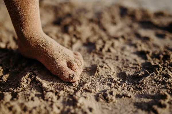 Sluiten Van Kinderen Voet Een Zand — Stockfoto