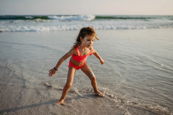 Mayolu Küçük Kız Plajda Koşuyor Yaz Tatilinin Tadını Çıkarıyor — Stok fotoğraf