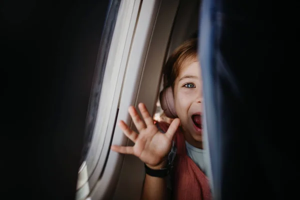 Gadis Kecil Yang Penasaran Melihat Melalui Kursi Pesawat — Stok Foto
