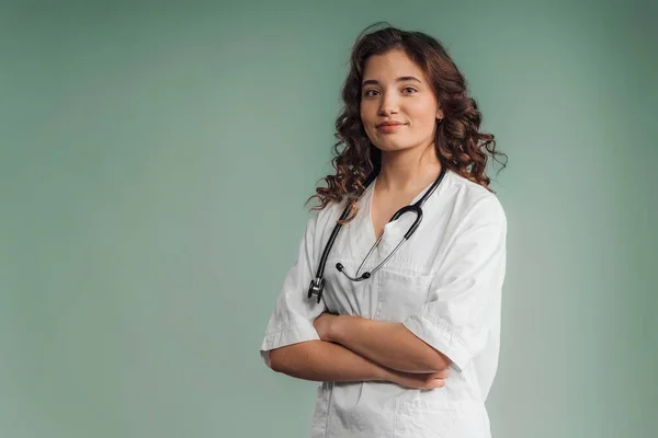 Retrato Una Joven Enfermera Rizada Sesión Estudio — Foto de Stock