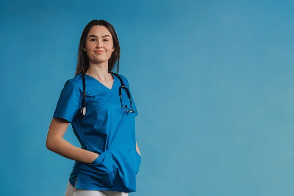Retrato Jovem Enfermeira Com Estetoscópio Tiro Estúdio — Fotografia de Stock