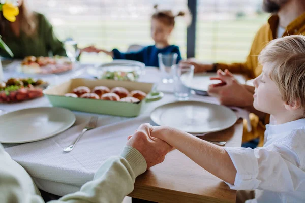 Close Family Holding Hands Praying Easter Dinner — Stock Photo, Image