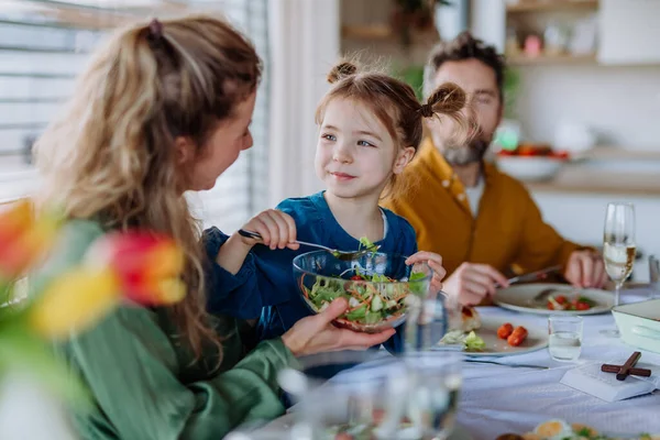 Boldog Család Húsvéti Ebéd Együtt Otthon — Stock Fotó