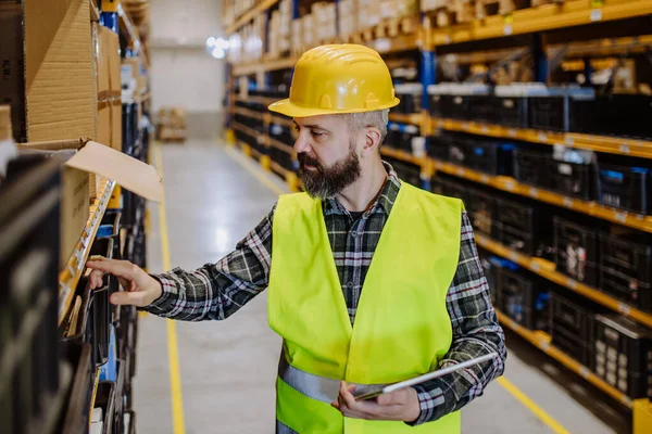 Warehouse Worker Checking Stuff Warehouse — Stockfoto