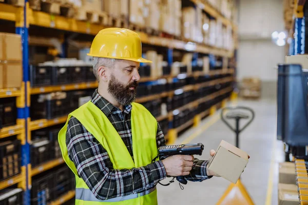 Warehouse Worker Checking Stuff Warehouse — Stock Fotó
