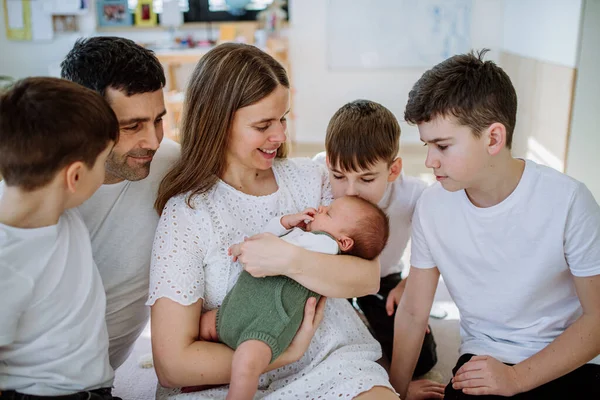 Μεγάλη Οικογένεια Τέσσερις Γιους Που Απολαμβάνουν Νεογέννητο Μωρό Τους — Φωτογραφία Αρχείου