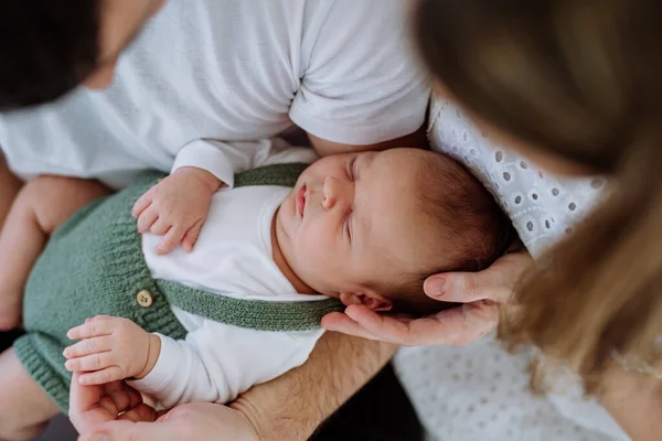 Mutlu Ebeveynler Yeni Doğan Oğullarına Sarılıyorlar — Stok fotoğraf