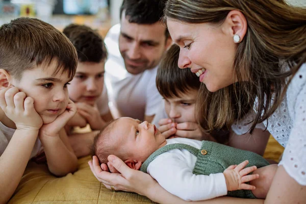 Gran Familia Con Cuatro Hijos Disfrutando Bebé Recién Nacido —  Fotos de Stock