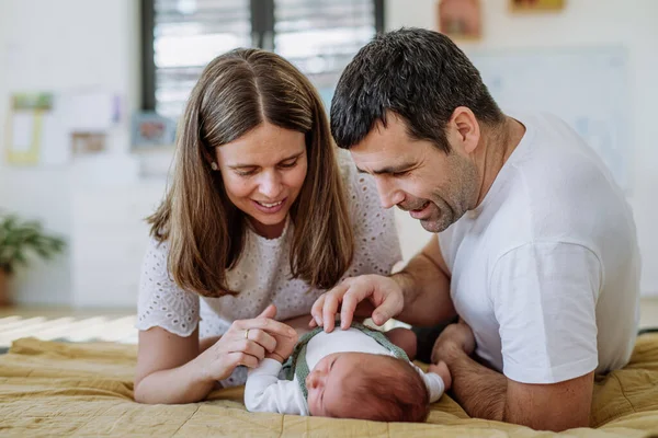 Šťastní Rodiče Mazlí Svým Novorozeným Synem — Stock fotografie