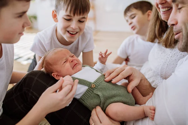 Grande Família Com Quatro Filhos Desfrutando Seu Bebê Recém Nascido — Fotografia de Stock
