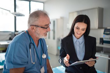 Genç eczacı hastanede doktora bir şey anlatıyor..