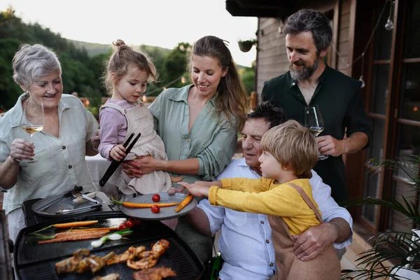 Eine Mehrgenerationenfamilie Grillt Sommer Auf Der Terrasse Beim Gartenfest — Stockfoto