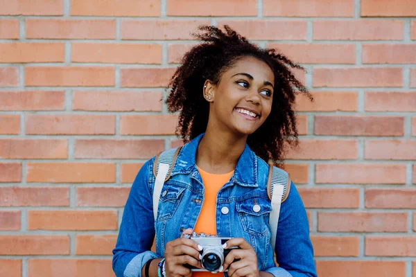 Multiracial Girl Standing Front Brick Wall Camera Posing — Stok fotoğraf