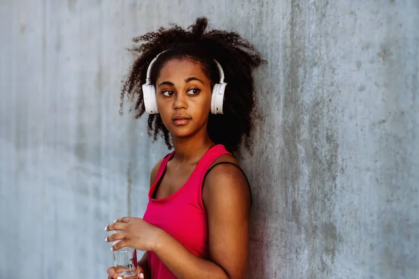 Young Multiracial Girl Sportswear Resting Jogging City Drinking Water Sustainable — Foto Stock