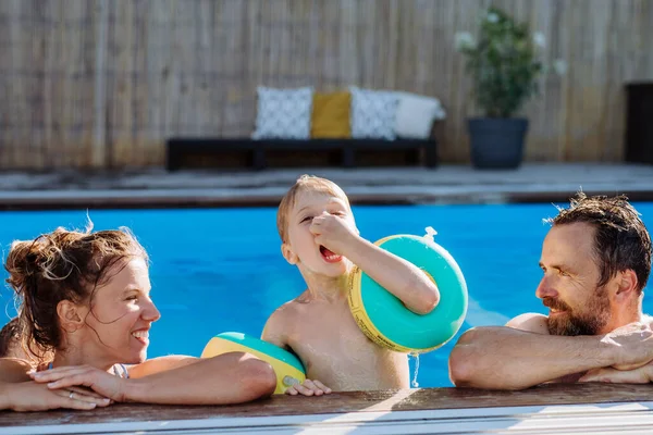 Šťastná Mladá Rodina Tráví Letní Čas Spolu Bazénu — Stock fotografie