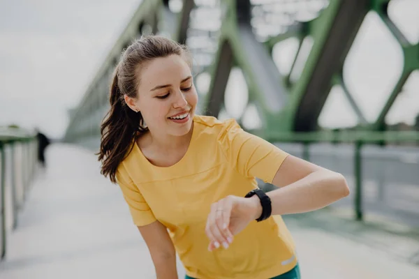 Jonge Vrouw Checkt Een Smartwatch Stad Bereidt Zich Voor Hardlopen — Stockfoto