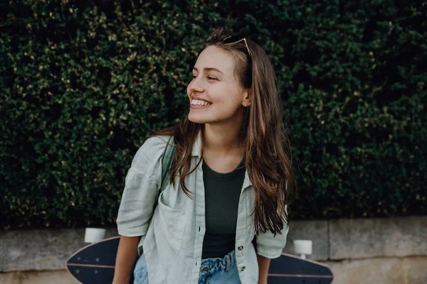 Dışarıda Kaykaylı Genç Mutlu Bir Kadının Portresi Gençlik Kültürü Işe — Stok fotoğraf
