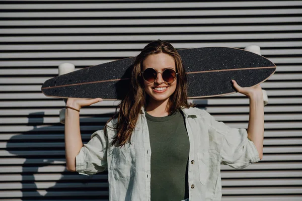 スケートボードと若い幸せな女性の屋外の肖像画 若者文化と通勤概念 — ストック写真