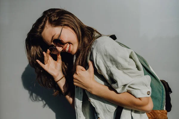 Πορτρέτο Της Ευτυχισμένης Νεαρής Γυναίκας Εξωτερική Ένα Σακίδιο Και Γυαλιά — Φωτογραφία Αρχείου