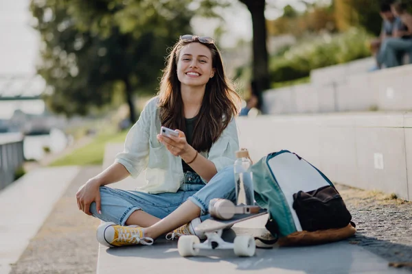 Şehir Parkında Oturan Akıllı Telefonları Kaydıran Mutlu Genç Kadın Gençlik — Stok fotoğraf