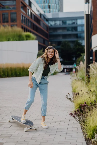 Ung Kvinna Som Befriar Skateboard Stad Ungdomskultur Och Pendling — Stockfoto
